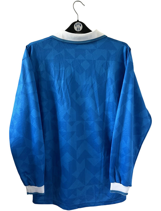 Maillot de foot vintage domicile bleu du Napoli de la saison 1994/1996. On peut retrouver l'équipementier Lotto et le sponsor Record Cucine. Il s'agit d'un maillot authentique d'époque.