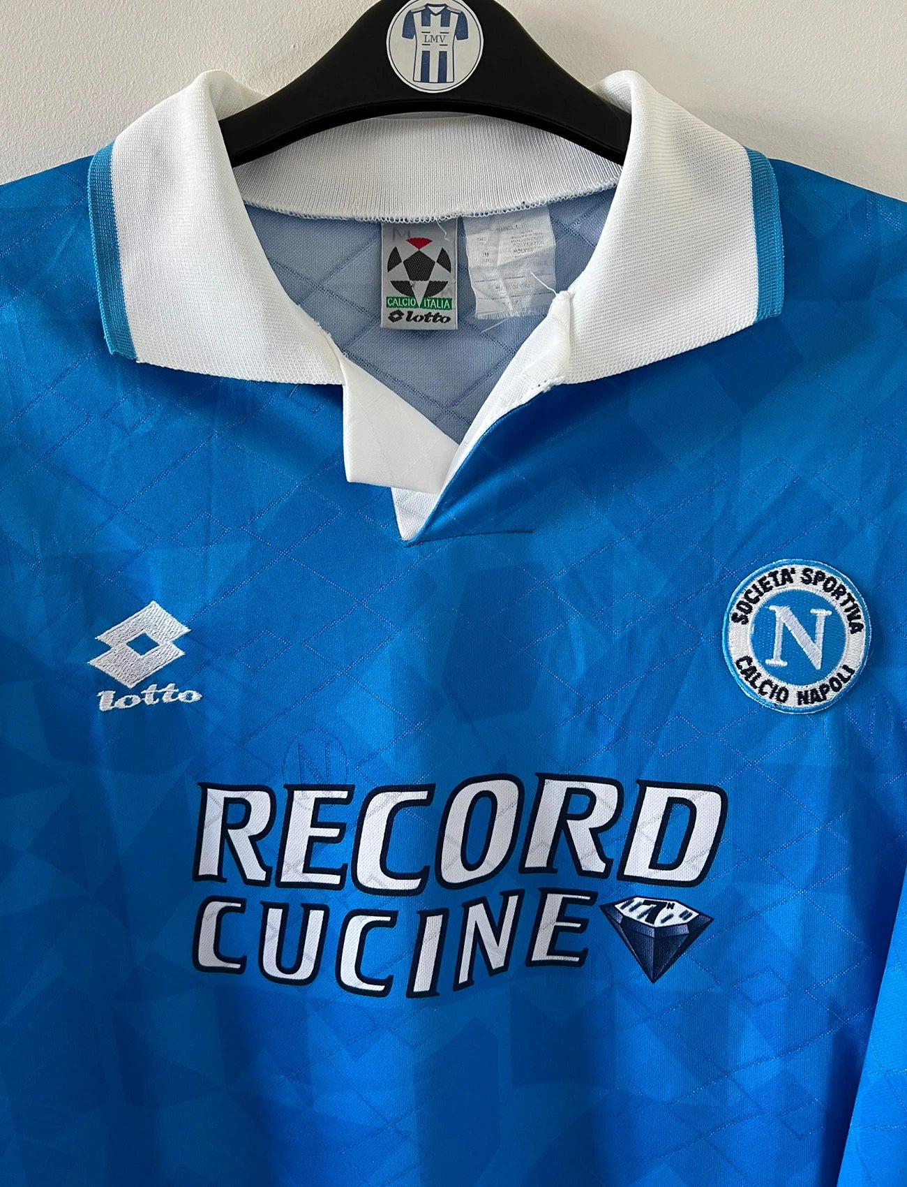 Maillot de foot vintage domicile bleu du Napoli de la saison 1994/1996. On peut retrouver l'équipementier Lotto et le sponsor Record Cucine. Il s'agit d'un maillot authentique d'époque.