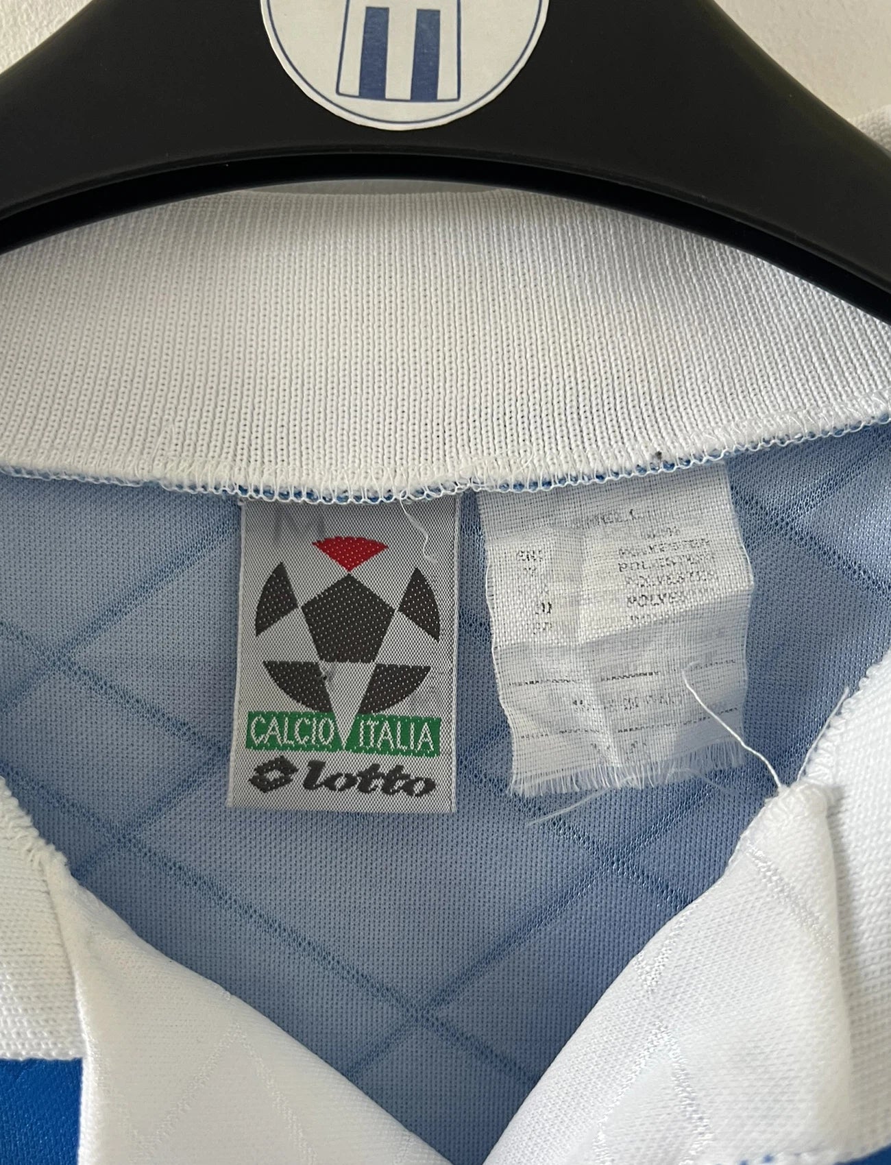 Maillot de foot vintage domicile bleu du Napoli de la saison 1994/1996. On peut retrouver l'équipementier Lotto et le sponsor Record Cucine. Il s'agit d'un maillot authentique d'époque.