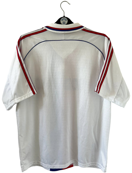Maillot de foot vintage domicile blanc de l'OL de la saison 1998/1999. On peut retrouver l'équipementier Adidas et le sponsor Sodexho. Il s'agit d'un maillot authentique d'époque.