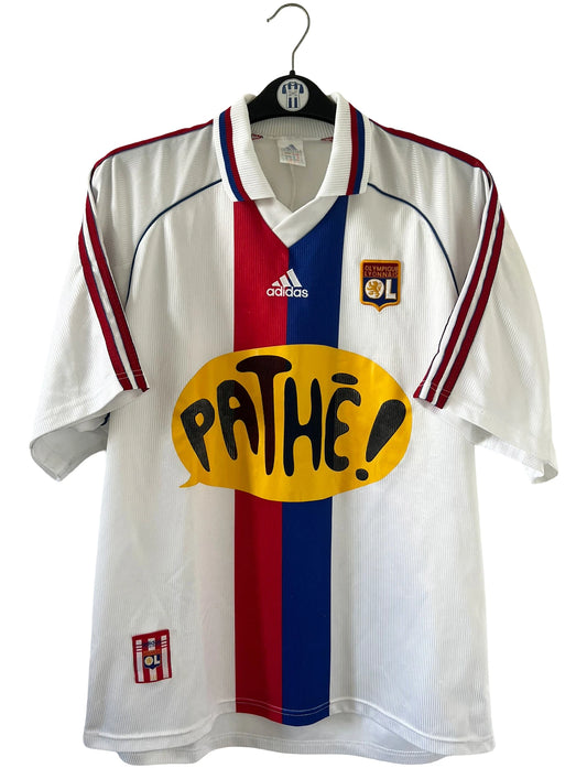 Maillot de foot vintage domicile blanc de l'Olympique Lyonnais saison 1999/2000. On peut retrouver l'équipementier Adidas et le sponsor Pathé. Le maillot est floqué du numéro 9 Sonny Anderson.