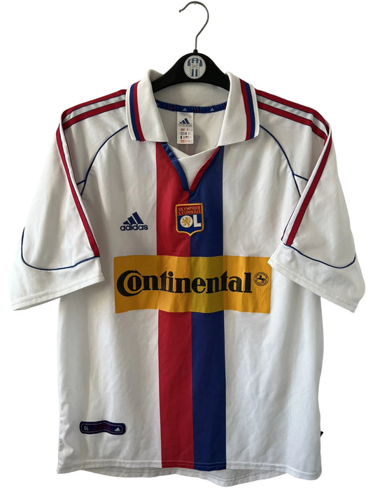 Maillot de foot vintage domicile blanc de l'OL 2000/2001. On peut retrouver l'équipementier Adidas et le sponsor Continental. Le maillot est floqué du numéro 14 Sidney Govou. Il s'agit d'un maillot authentique d'époque.
