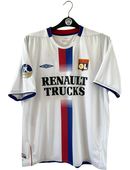 Maillot de foot vintage domicile blanc de l'OL de la saison 2004/2005. On peut retrouver l'équipementier Umbo et le sponsor Renault Trucks. Le maillot est floqué du numéro 7 Mahamadou Diarra. Il s'agit d'un maillot authentique d'époque.