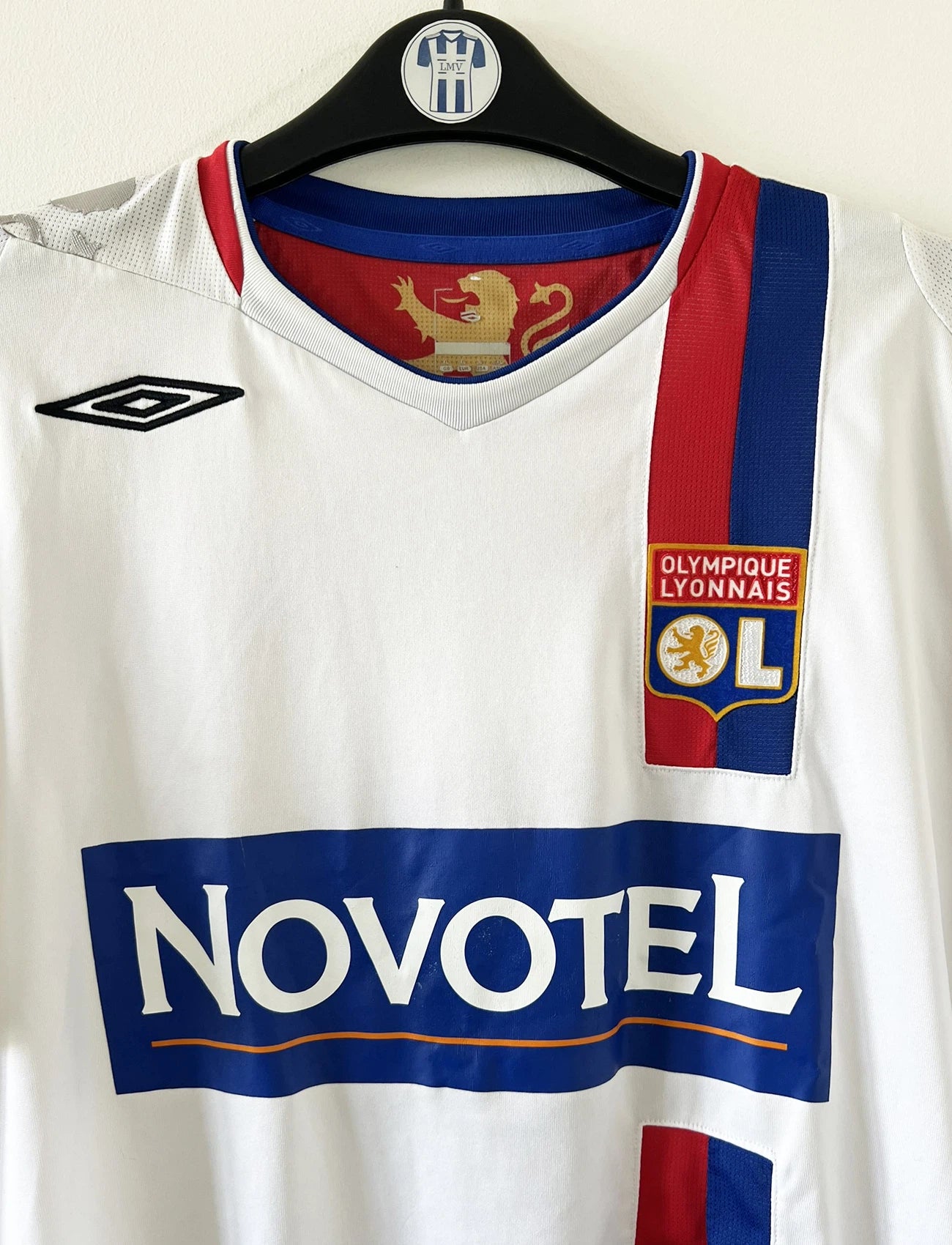 Maillot de foot vintage domicile blanc de l'olympique lyonnais de la saison 2006/2007. On peut retrouver l'équipementier Umbro et le sponsor Novotel. Le maillot est floqué du numéro 7 Milan Baros. Il s'agit d'un maillot authentique d'époque.