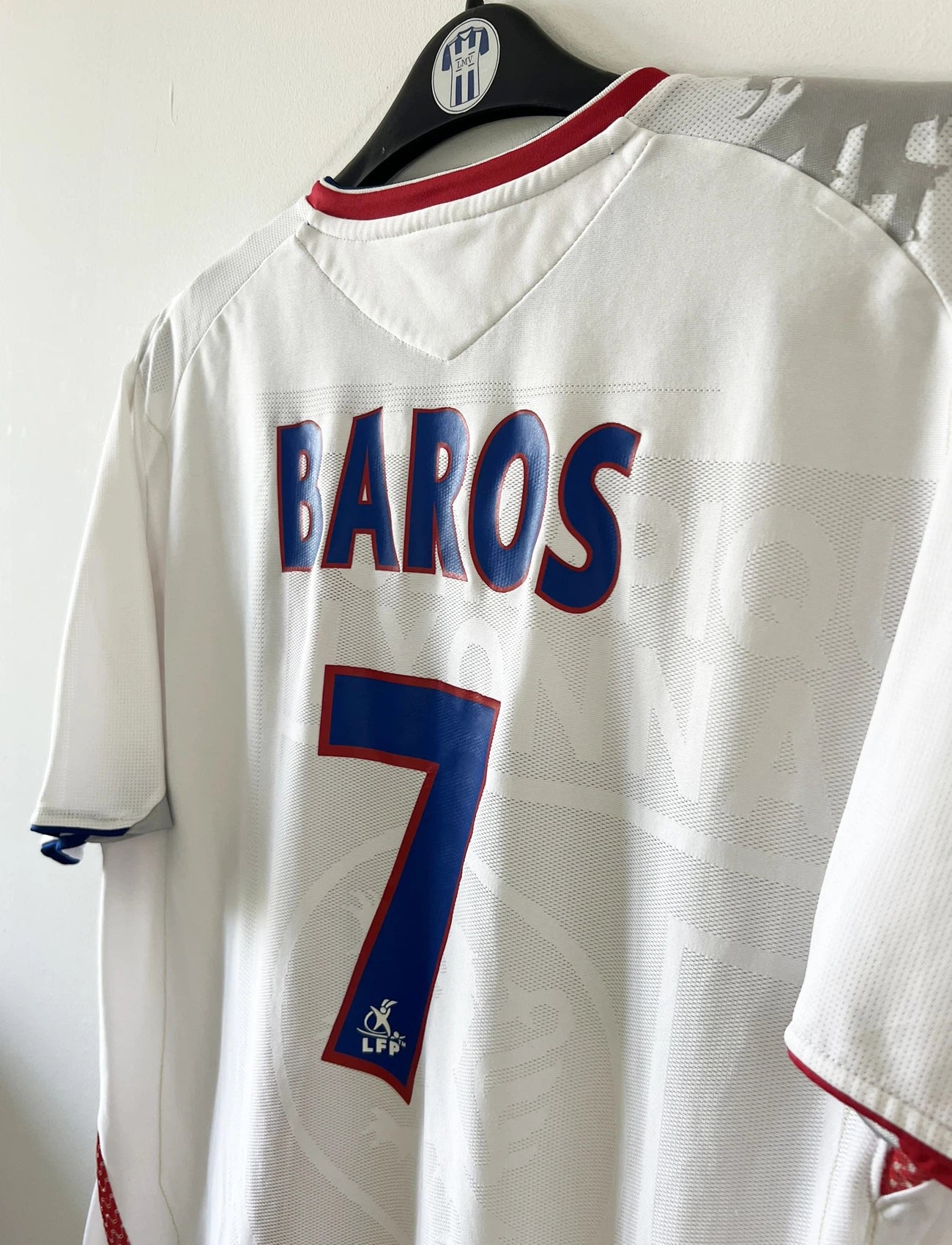Maillot de foot vintage domicile blanc de l'olympique lyonnais de la saison 2006/2007. On peut retrouver l'équipementier Umbro et le sponsor Novotel. Le maillot est floqué du numéro 7 Milan Baros. Il s'agit d'un maillot authentique d'époque.