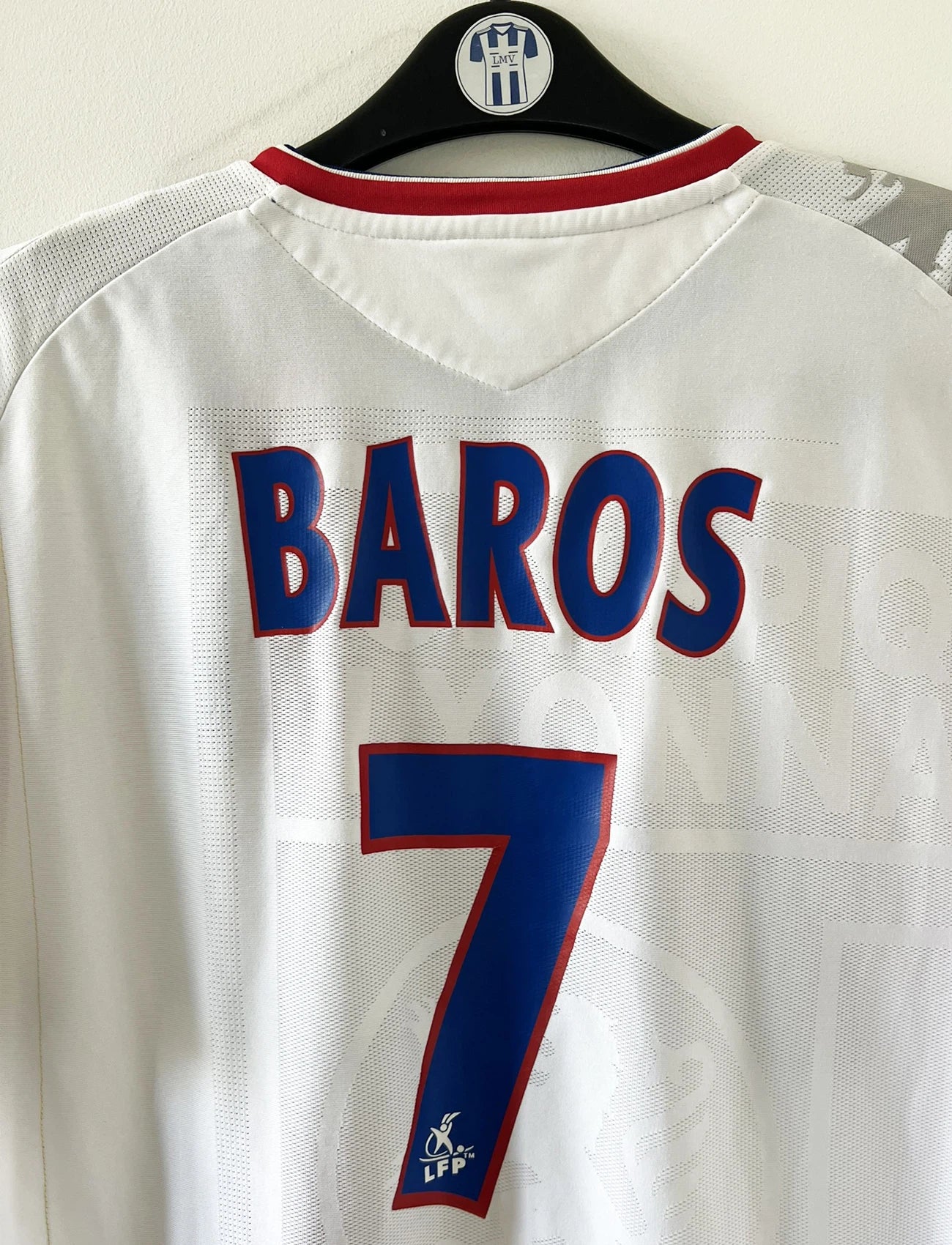 Maillot de foot vintage domicile blanc de l'olympique lyonnais de la saison 2006/2007. On peut retrouver l'équipementier Umbro et le sponsor Novotel. Le maillot est floqué du numéro 7 Milan Baros. Il s'agit d'un maillot authentique d'époque.