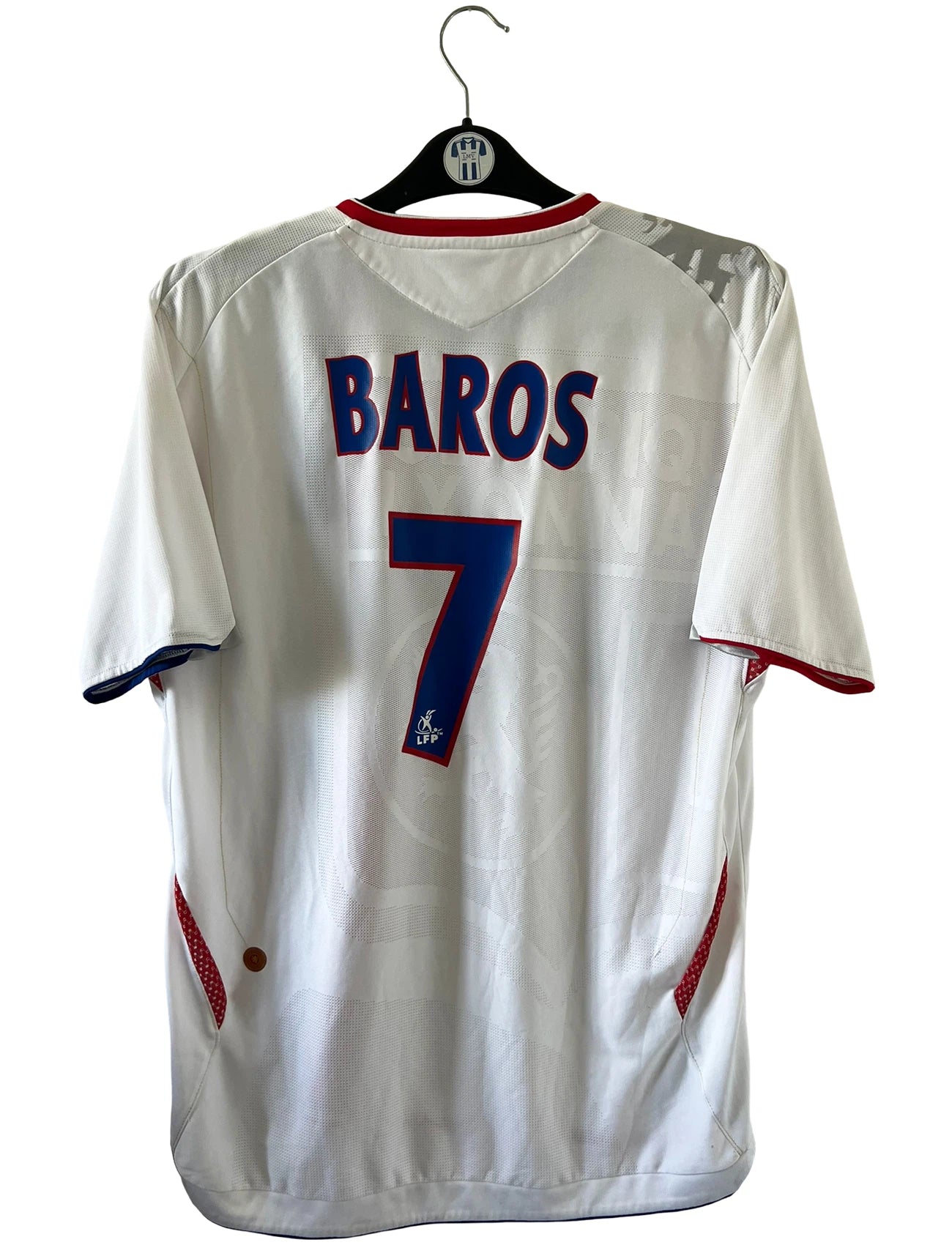 Maillot de foot vintage domicile blanc de l'olympique lyonnais de la saison 2006/2007. On peut retrouver l'équipementier Umbro et le sponsor Novotel. Le maillot est floqué du numéro 7 Milan Baros. Il s'agit d'un maillot authentique d'époque.