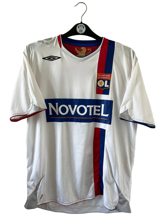Maillot de foot vintage domicile blanc de l'olympique lyonnais de la saison 2006/2007. On peut retrouver l'équipementier Umbro et le sponsor Novotel. Le maillot est floqué du numéro 7 Milan Baros. Il s'agit d'un maillot authentique d'époque.