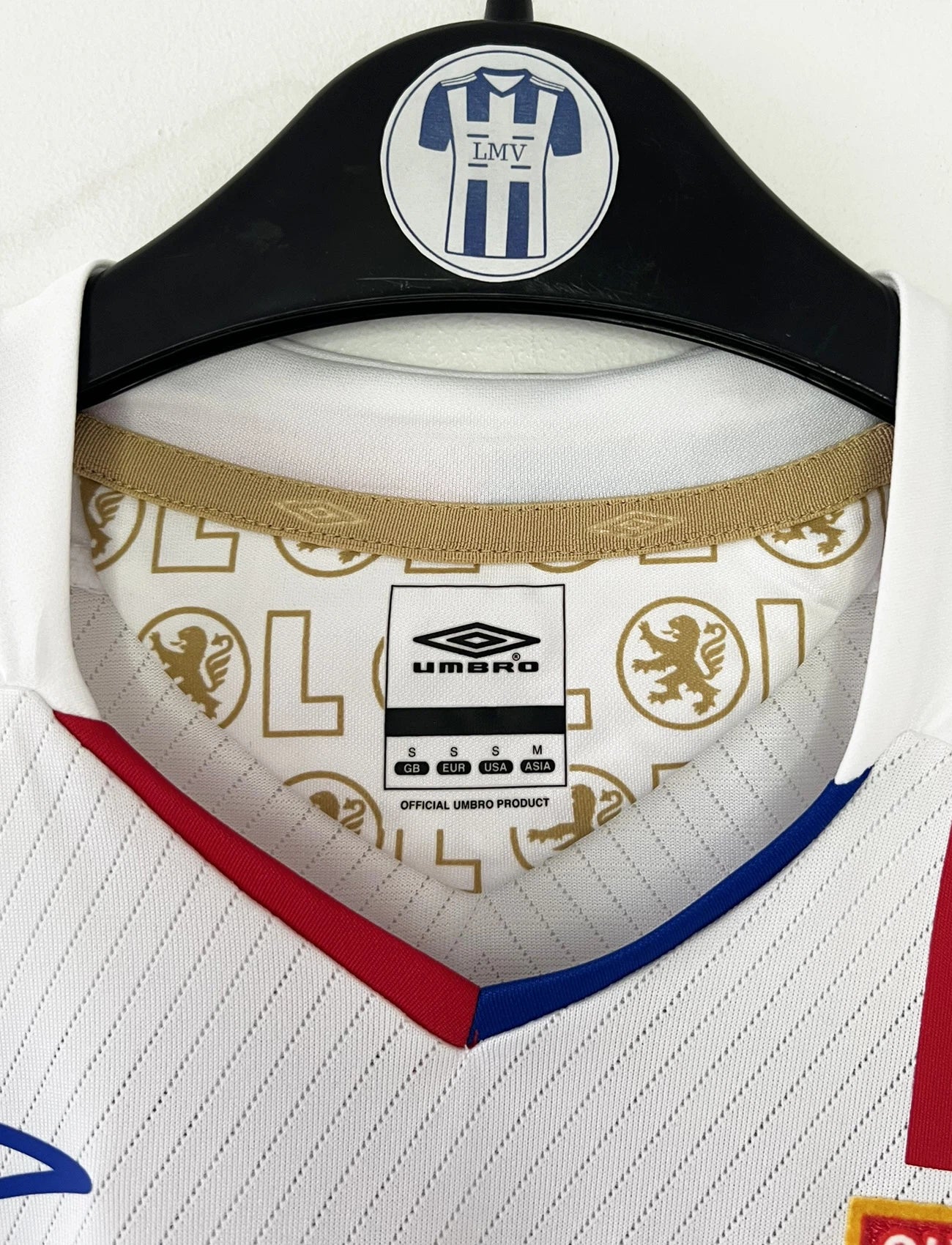 Maillot de foot vintage domicile blanc de l'OL de la saison 2008/2009. On peut retrouver l'équipementier Umbro et le sponsor Novotel. Le maillot est floqué du numéro 8 Juninho. Il s'agit d'un maillot authentique d'époque.