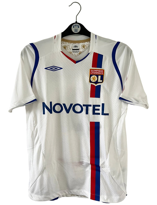 Maillot de foot vintage domicile blanc de l'OL de la saison 2008/2009. On peut retrouver l'équipementier Umbro et le sponsor Novotel. Le maillot est floqué du numéro 8 Juninho. Il s'agit d'un maillot authentique d'époque.