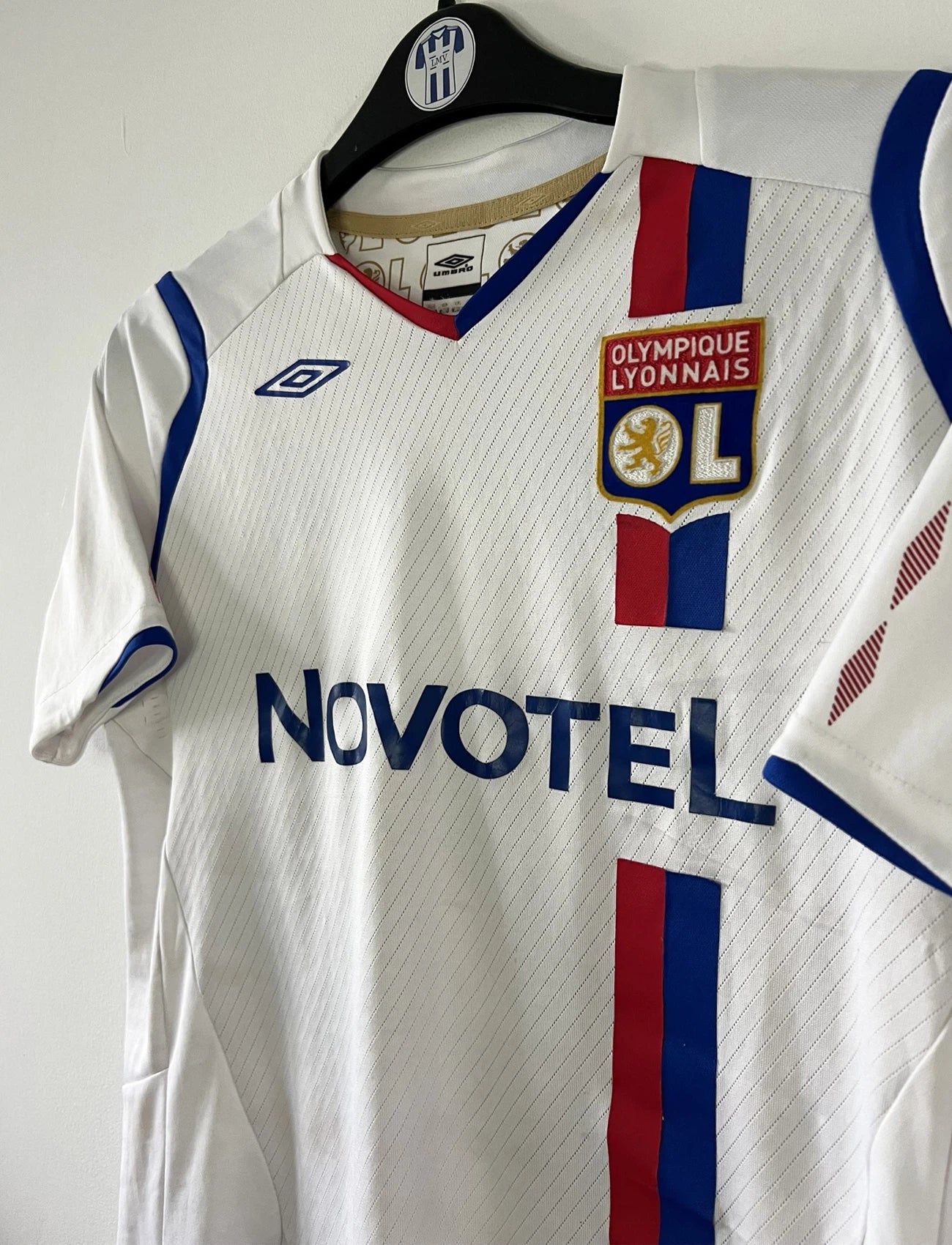 Maillot de foot vintage domicile blanc de l'OL de la saison 2008/2009. On peut retrouver l'équipementier umbro et le sponsor novotel. Le maillot est floqué du numéro 28 Jérémy Toulalan. Il s'agit d'un maillot authentique d'époque.