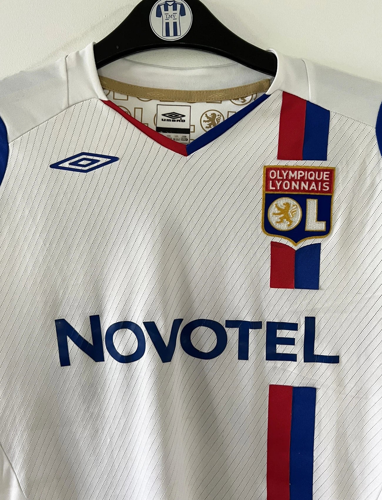 Maillot de foot vintage domicile blanc de l'OL de la saison 2008/2009. On peut retrouver l'équipementier umbro et le sponsor novotel. Le maillot est floqué du numéro 28 Jérémy Toulalan. Il s'agit d'un maillot authentique d'époque.