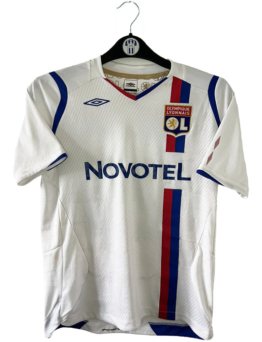 Maillot de foot vintage domicile blanc de l'OL de la saison 2008/2009. On peut retrouver l'équipementier umbro et le sponsor novotel. Le maillot est floqué du numéro 28 Jérémy Toulalan. Il s'agit d'un maillot authentique d'époque.