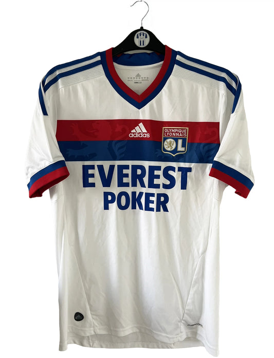 Maillot de foot vintage domicile de l'OL de la saison 2011/2012. On peut retrouver l'équipementier Adidas et le sponsor Everest Poker. Le maillot est floqué du numéro 9 Lisandro Lopez. Il s'agit d'un maillot authentique d'époque comportant les numéro V13375.