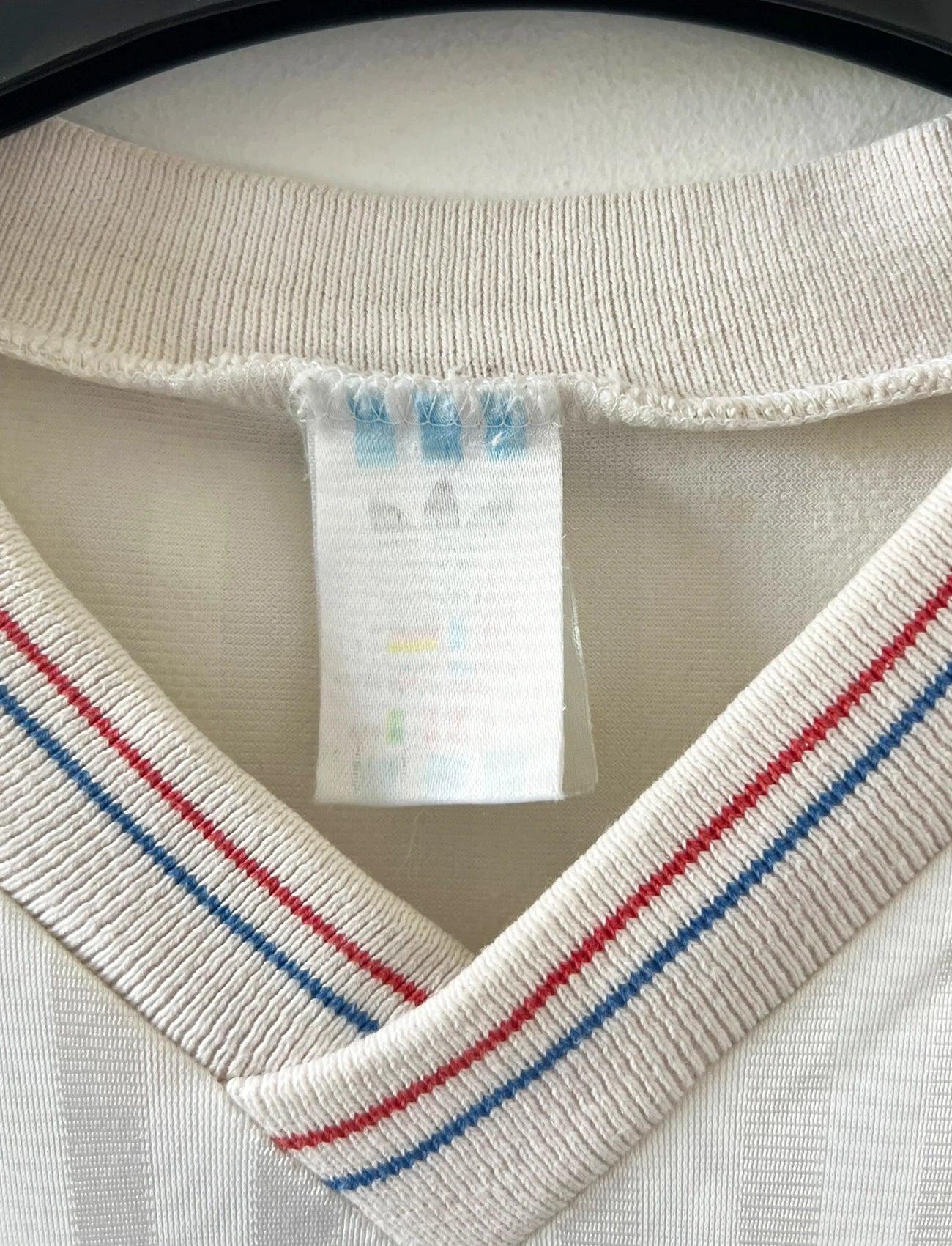 Maillot de foot vintage domicile blanc de l'OM 1989/1991. On peut retrouver l'équipementier Adidas et le sponsor Panasonic. Il s'agit d'un maillot authentique d'époque.