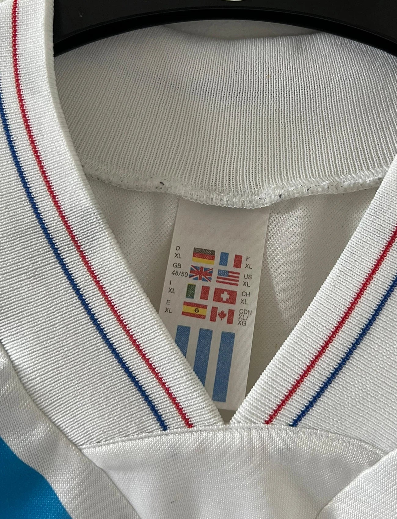 Maillot de foot vintage domicile OM 1992/1993. On peut retrouver l'équipementier Adidas et le sponsor Eurest. Il s'agit d'un maillot authentique d'époque.