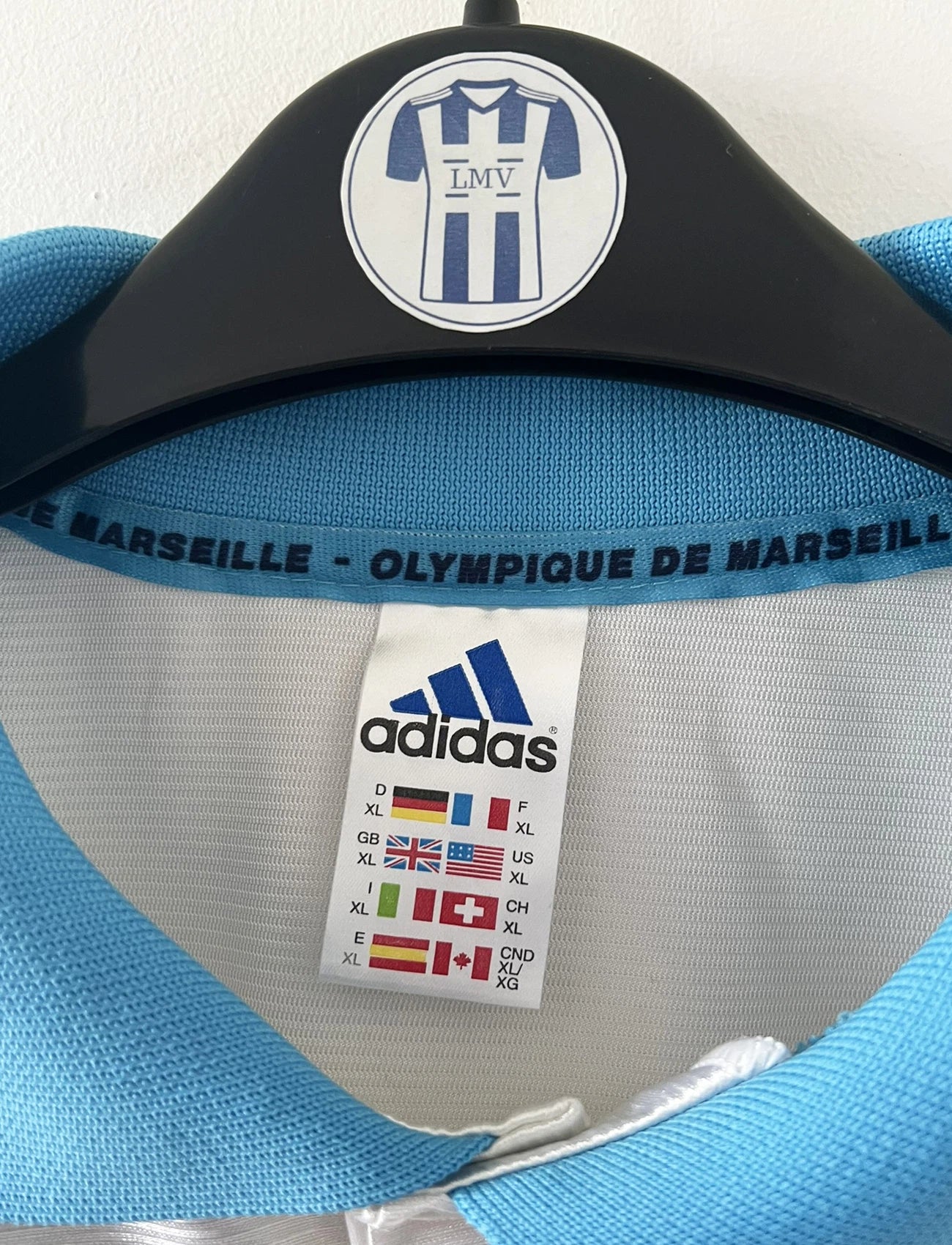 Maillot de foot vintage domicile blanc et bleu de l'OM de la saison 1998-1999. On peut retrouver l'équipementier Adidas et le sponsor Ericsson. Il s'agit d'un maillot authentique d'époque.