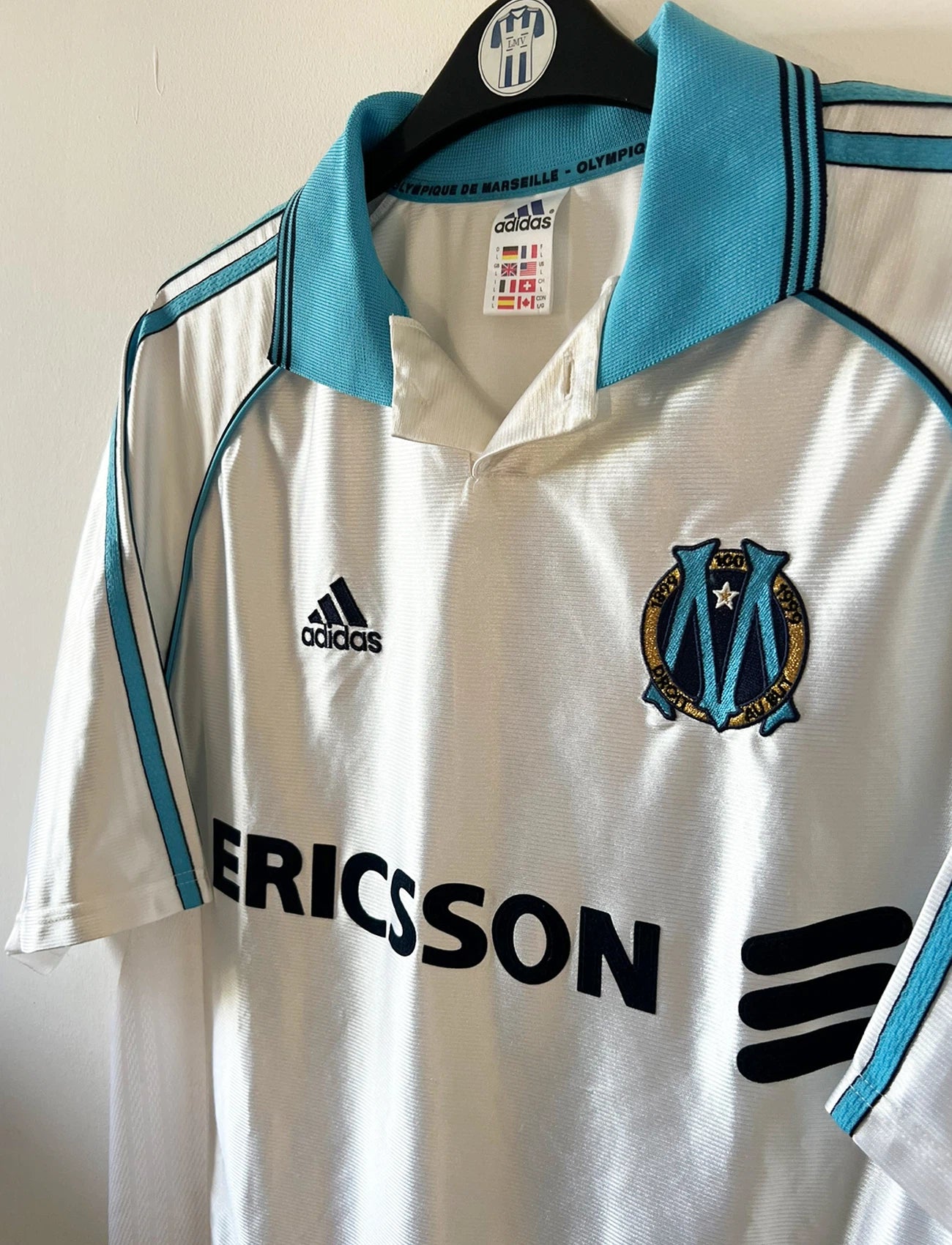 Maillot de foot vintage domicile blanc de l'OM 1998/1999. On peut retrouver l'équipementier Adidas et le sponsor Ericsson. Il s'agit d'un maillot authentique d'époque.