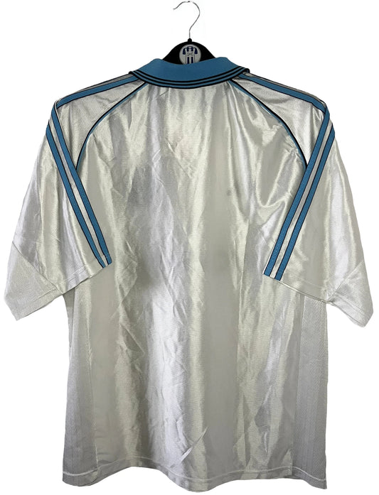 Maillot de foot vintage domicile de l'olympique de marseille de la saison 1998/1999. On peut retrouver l'équipementier Adidas et le sponsor Ericsson. Il s'agit d'un maillot authentique d'époque.