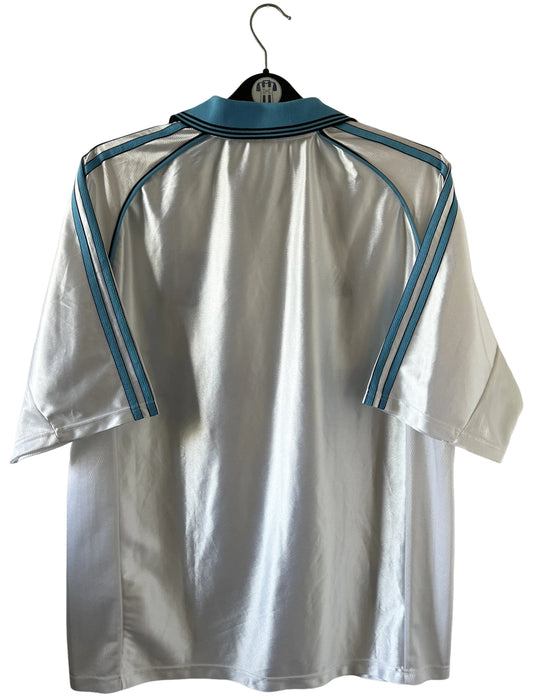 Maillot de foot vintage domicile blanc de l'OM 1998/1999. On peut retrouver l'équipementier Adidas et le sponsor Ericsson. Il s'agit d'un maillot authentique d'époque.