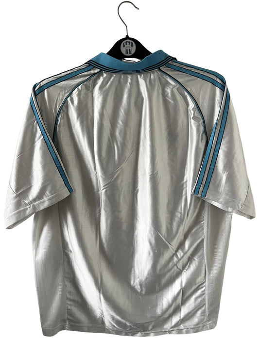 Maillot de foot vintage domicile blanc de l'OM 1998/1999. On peut retrouver l'équipementier Adidas et le sponsor Ericsson. Il s'agit d'un maillot authentique d'époque.