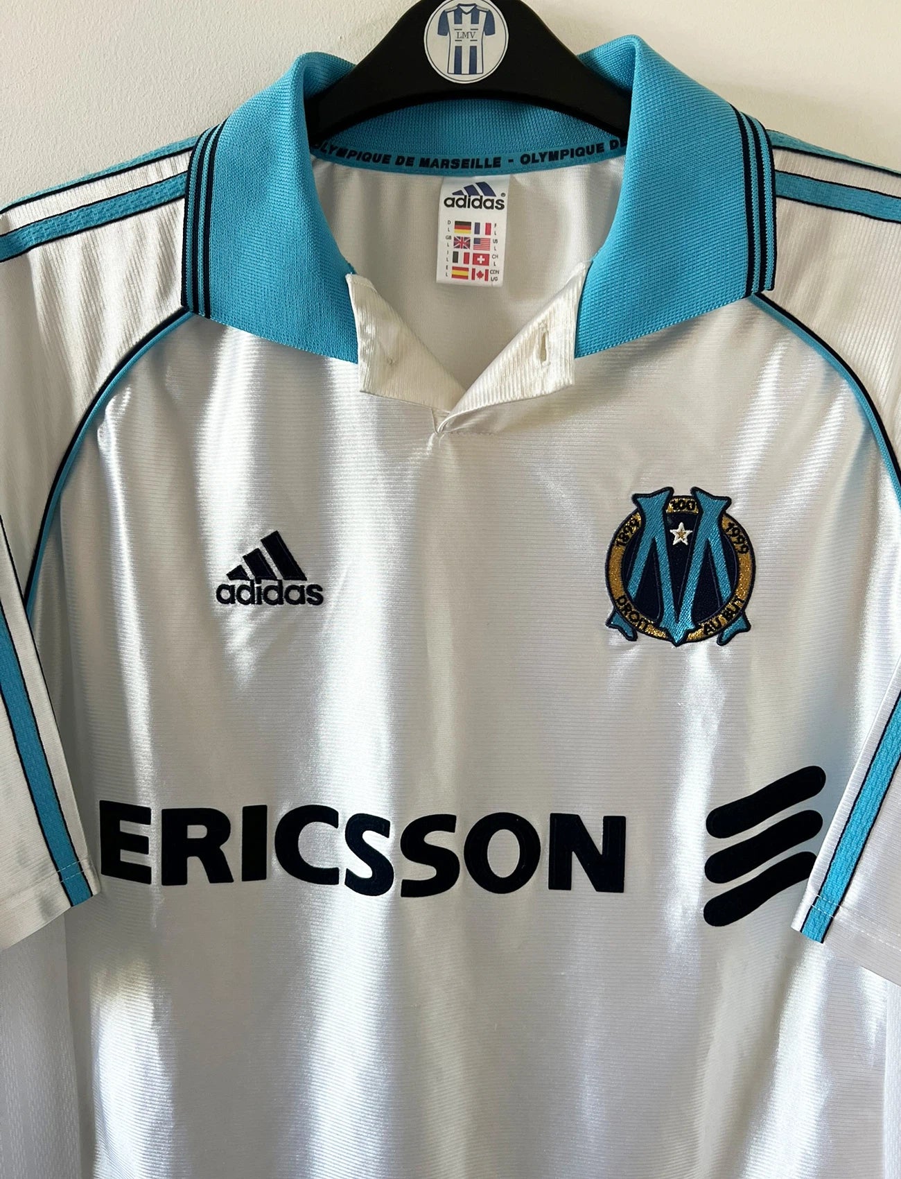 Maillot de foot vintage domicile blanc de l'OM 1998/1999. On peut retrouver l'équipementier Adidas et le sponsor Ericsson. Il s'agit d'un maillot authentique d'époque.