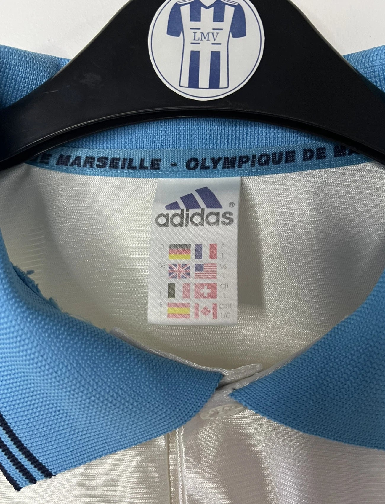 Maillot de foot vintage domicile de l'olympique de marseille de la saison 1998/1999. On peut retrouver l'équipementier Adidas et le sponsor Ericsson. Il s'agit d'un maillot authentique d'époque.