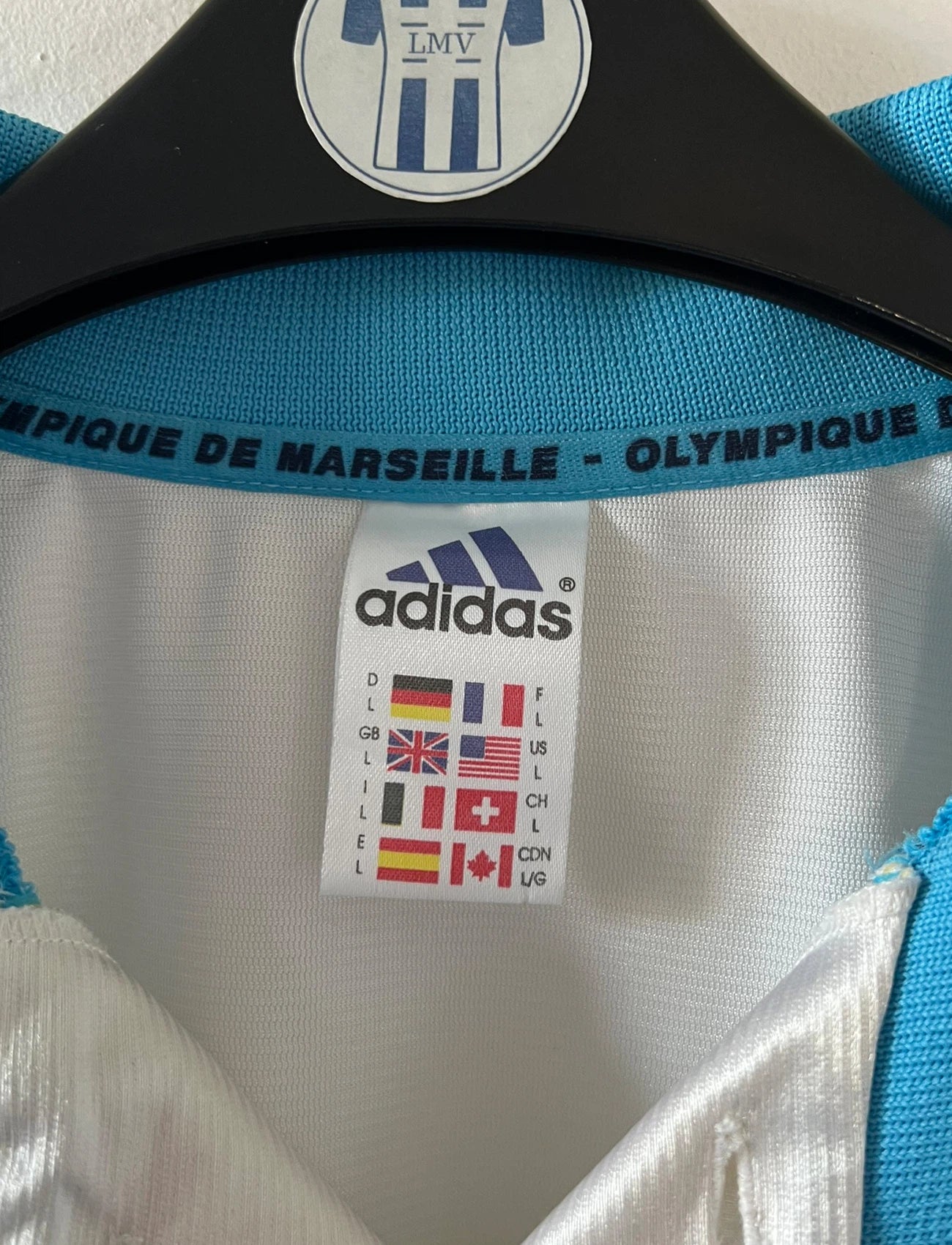 Maillot de foot vintage domicile blanc de l'OM 1998/1999. On peut retrouver l'équipementier Adidas et le sponsor Ericsson. Il s'agit d'un maillot authentique d'époque.