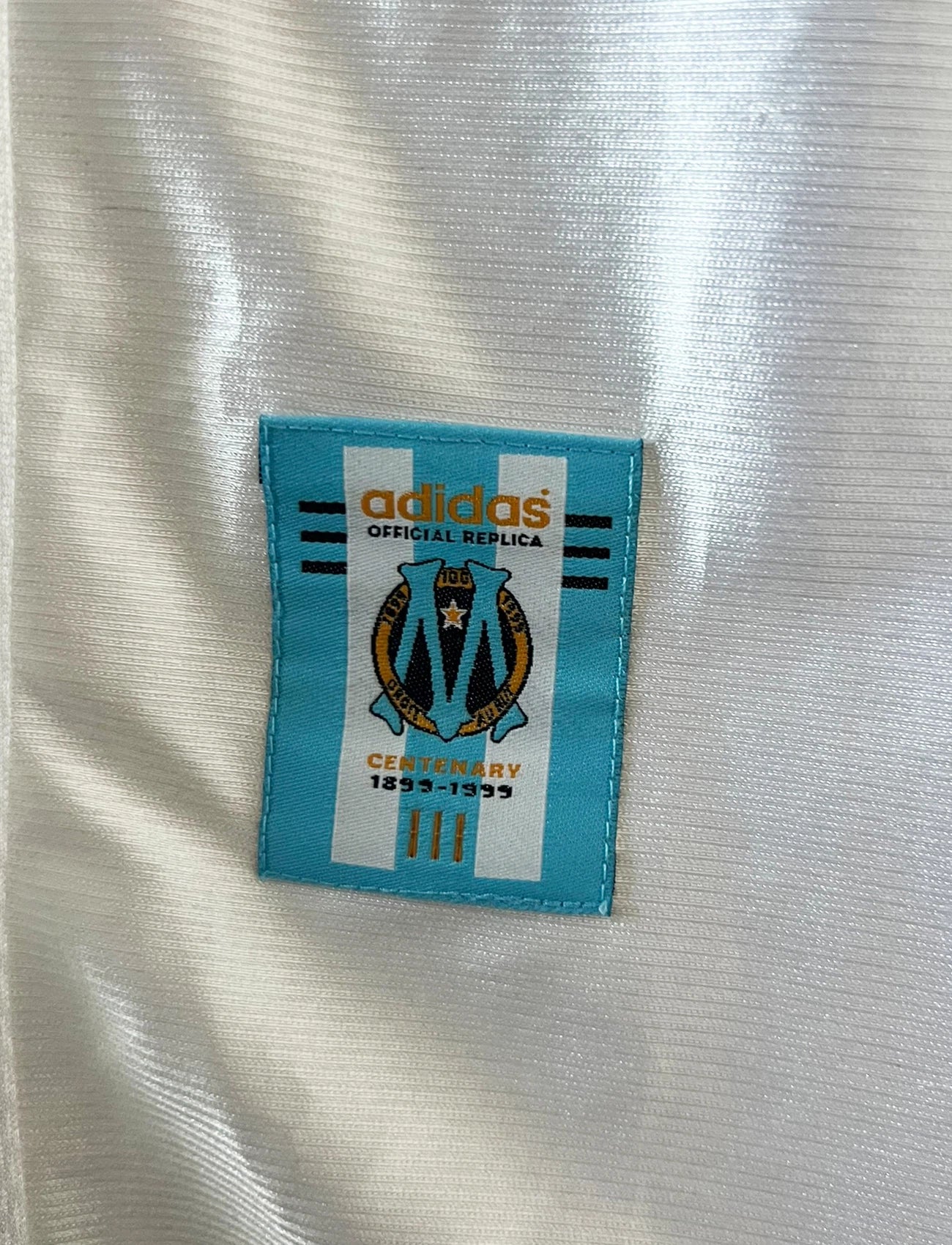 Maillot de foot vintage domicile blanc de l'OM 1998/1999. On peut retrouver l'équipementier Adidas et le sponsor Ericsson. Il s'agit d'un maillot authentique d'époque.
