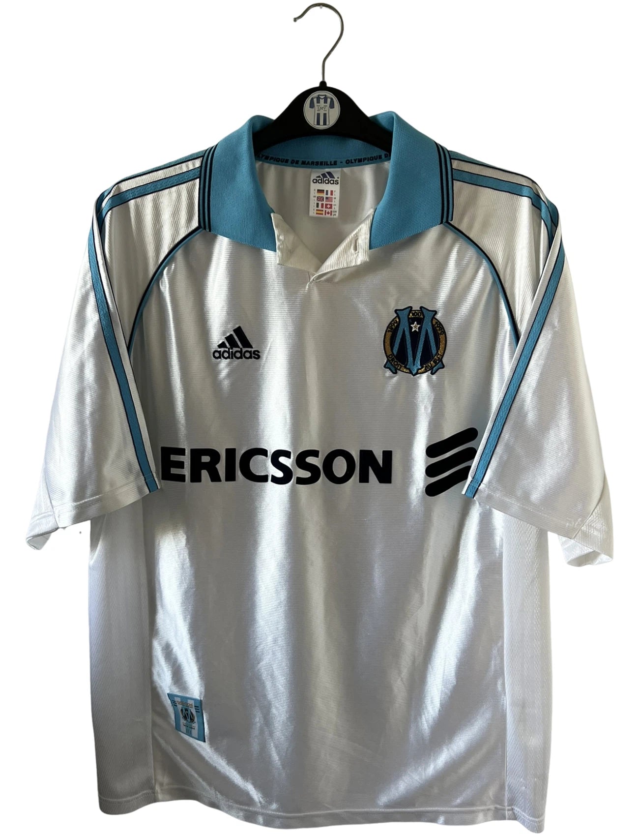 Maillot de foot vintage domicile blanc de l'OM 1998/1999. On peut retrouver l'équipementier Adidas et le sponsor Ericsson. Il s'agit d'un maillot authentique d'époque.