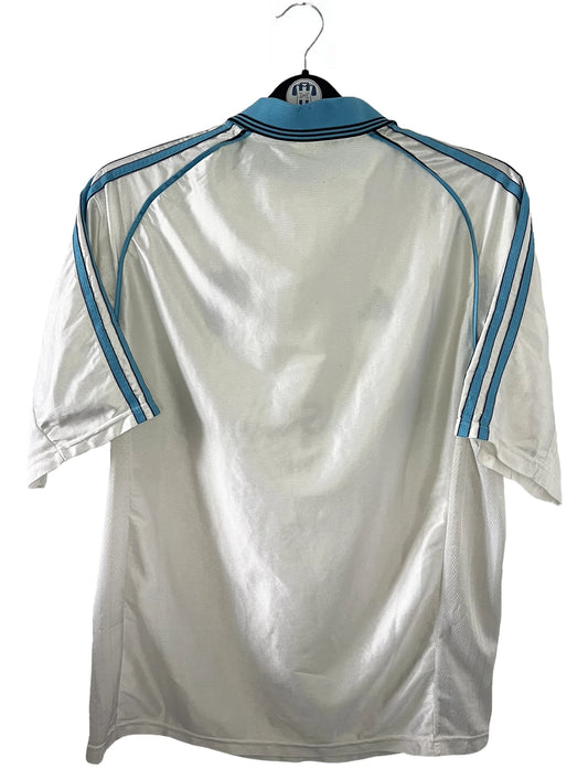 Maillot de foot vintage domicile de l'OM blanc de la saison 1998/1999. On peut retrouver l'équipementier adidas et le sponsor ericsson. Il s'agit d'un maillot authentique d'époque.