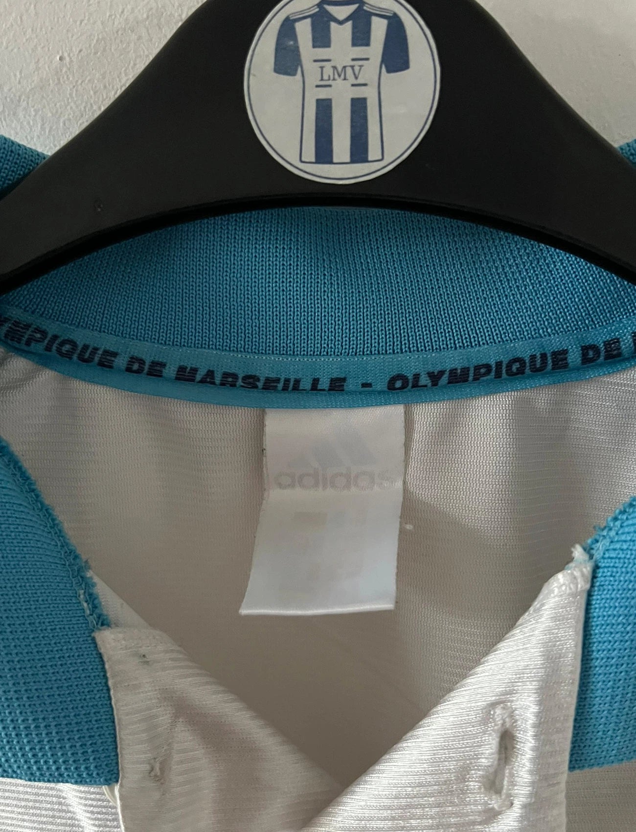 Maillot de foot vintage domicile blanc de l'OM 1998/1999. On peut retrouver l'équipementier Adidas et le sponsor Ericsson. Il s'agit d'un maillot authentique d'époque.