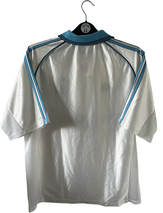 Maillot de foot vintage domicile blanc de l'OM saison 1998/1999. On peut retrouver l'équipementier Adidas et le sponsor Ericsson. Il s'agit d'un maillot authentique d'époque.