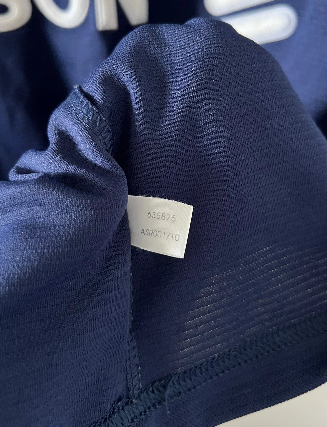 Maillot de foot vintage OM 1999/2000 extérieur bleu. On peut retrouver l'équipementier Adidas et le sponsor Ericsson. Il s'agit d'un maillot authentique d'époque.