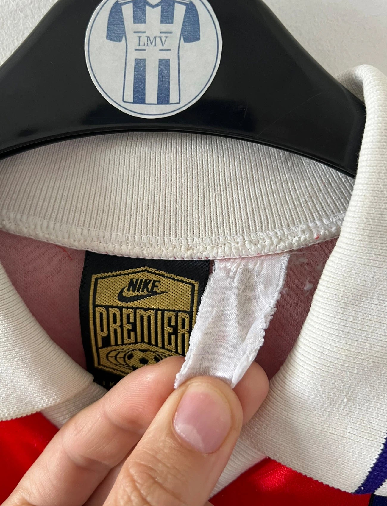 Maillot de foot vintage domicile rouge et bleu du PSG 1993/1994. On peut retrouver l'équipementier Nike et le sponsor Commodore et Tourtel. Il s'agit d'un maillot authentique d'époque.