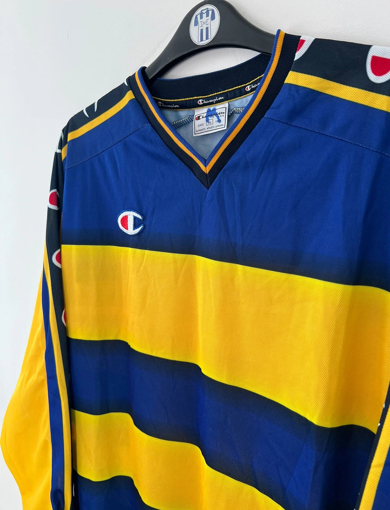 Maillot de foot vintage domicile 2001/2002 de Parme. On peut retrouver l'équipementier Champion. Il s'agit d'un maillot authentique d'époque.