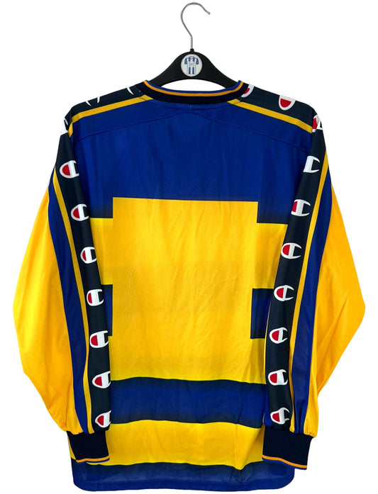 Maillot de foot vintage domicile 2001/2002 de Parme. On peut retrouver l'équipementier Champion. Il s'agit d'un maillot authentique d'époque.