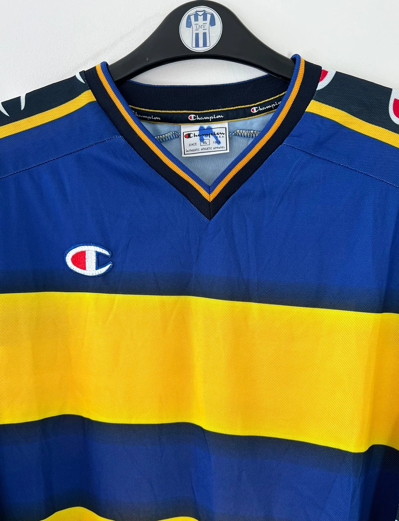 Maillot de foot vintage domicile 2001/2002 de Parme. On peut retrouver l'équipementier Champion. Il s'agit d'un maillot authentique d'époque.