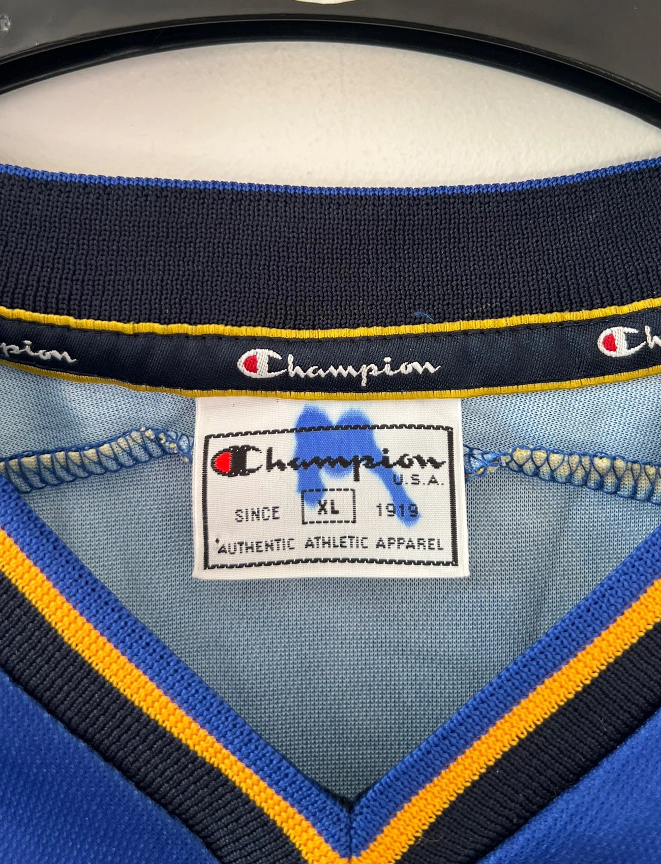 Maillot de foot vintage domicile 2001/2002 de Parme. On peut retrouver l'équipementier Champion. Il s'agit d'un maillot authentique d'époque.