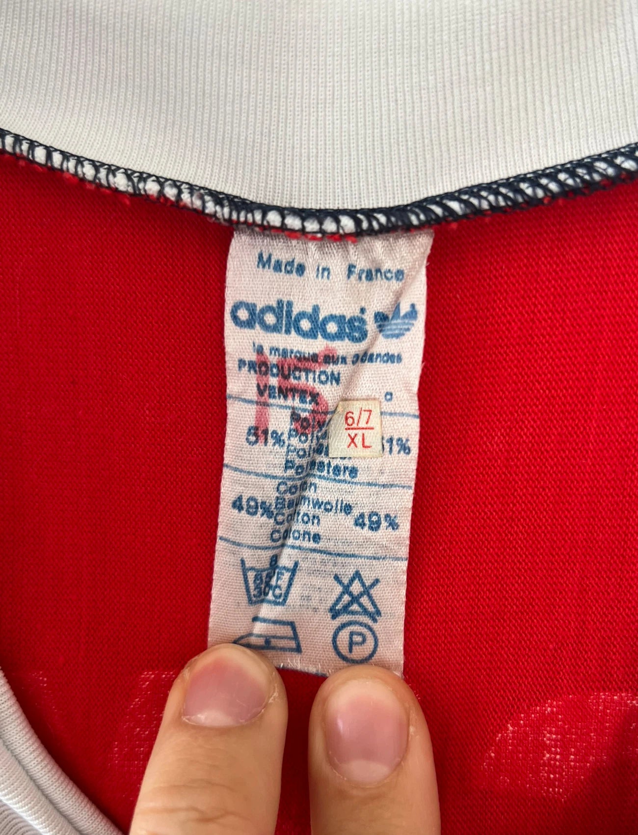 Maillot de foot vintage domicile bleu et rouge du PSG de la saison 1987/1988. On peut retrouver l'équipementier Adidas et le sponsor RTL, Canal + et La Cinq. Il s'agit d'un maillot authentique d'époque.