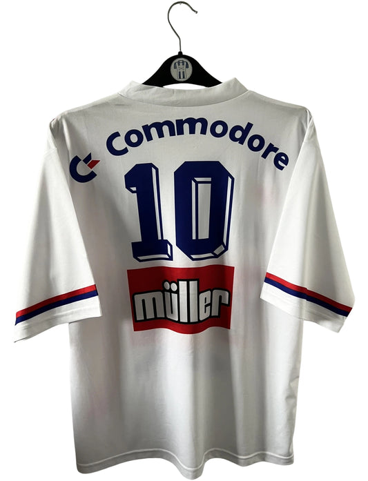 Maillot de foot vintage domicile blanc du PSG 1991/1992. On peut retrouver l'équipementier Nike et le sponsor Commodore et Muller. Le maillot est floqué du numéro 10 Valdo. Il s'agit d'un maillot authentique d'époque.