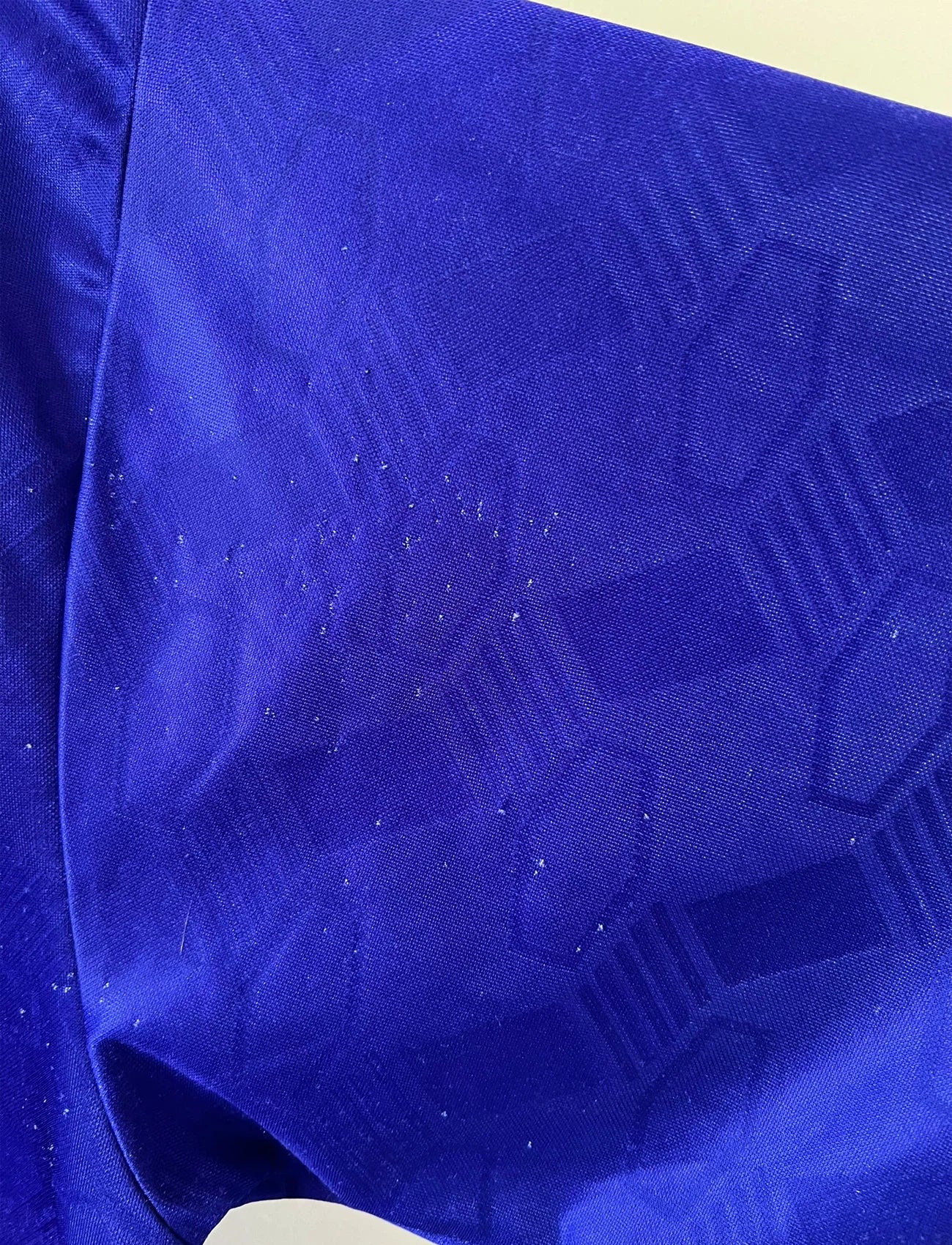 Maillot vintage domicile rouge et bleu du PSG de la saison 1993/1994. On peut retrouver l'équipementier nike, le sponsor commodore et le sponsor tourtel. Il s'agit d'un maillot authentique d'époque.