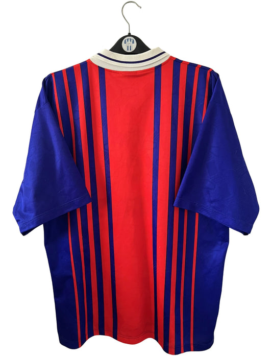 Maillot vintage domicile rouge et bleu du PSG de la saison 1993/1994. On peut retrouver l'équipementier nike, le sponsor commodore et le sponsor tourtel. Il s'agit d'un maillot authentique d'époque.
