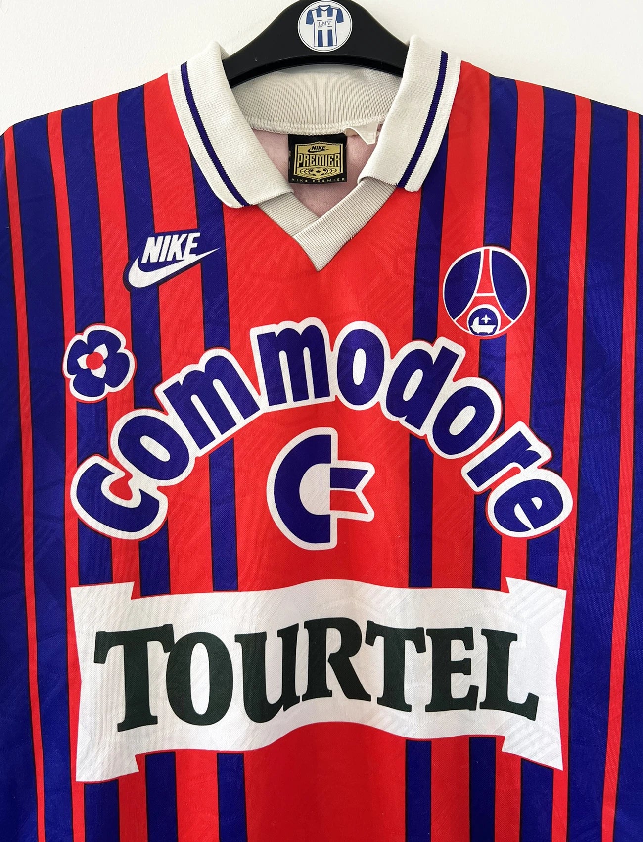 Maillot vintage domicile rouge et bleu du PSG de la saison 1993/1994. On peut retrouver l'équipementier nike, le sponsor commodore et le sponsor tourtel. Il s'agit d'un maillot authentique d'époque.