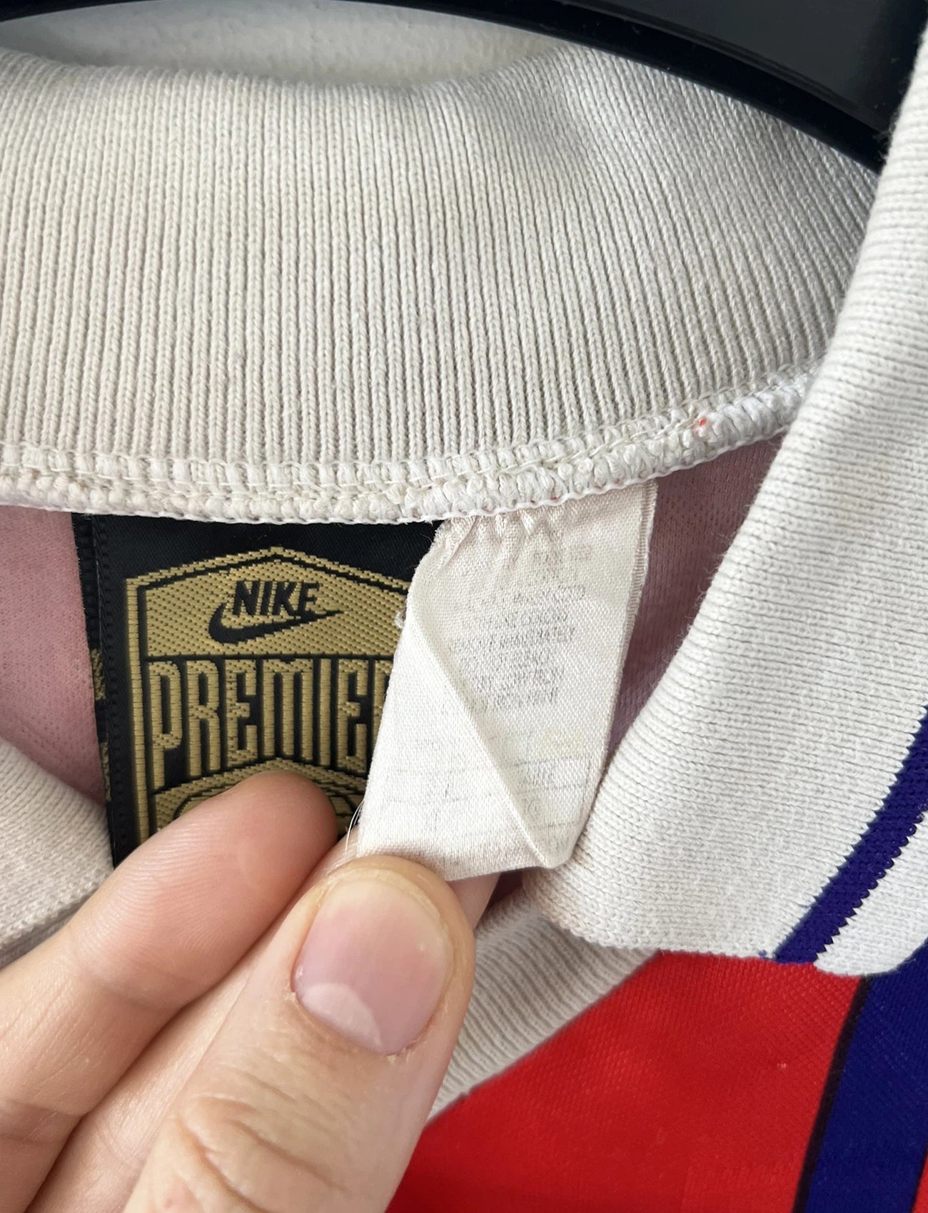 Maillot vintage domicile rouge et bleu du PSG de la saison 1993/1994. On peut retrouver l'équipementier nike, le sponsor commodore et le sponsor tourtel. Il s'agit d'un maillot authentique d'époque.