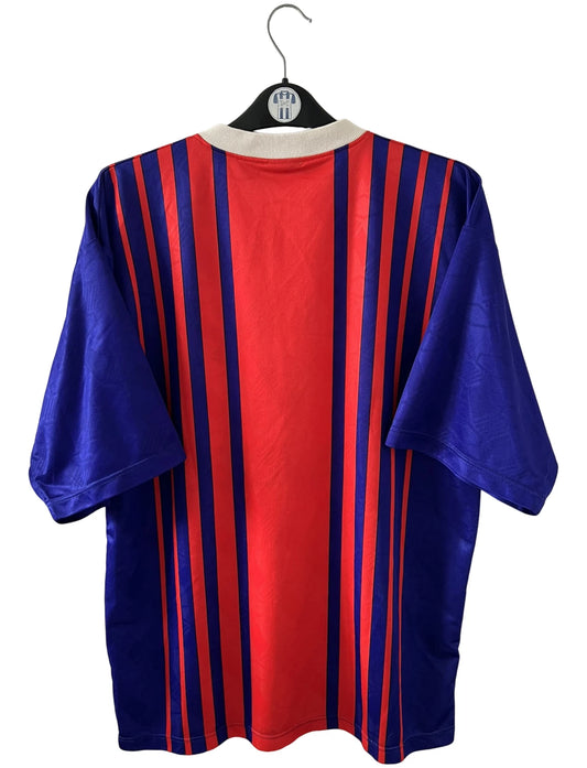 Maillot de foot vintage domicile rouge et bleu du PSG 1993/1994. On peut retrouver l'équipementier Nike et le sponsor Tourtel. Il s'agit d'un maillot authentique d'époque.