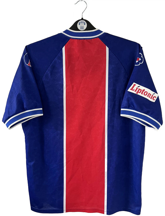 Maillot de foot vintage domicile bleu et rouge du PSG de la saison 1994/1995. On peut retrouver l'équipementier Nike et les sponsors Seat, Tourtel et Liptonic. Il s'agit d'un maillot authentique d'époque.