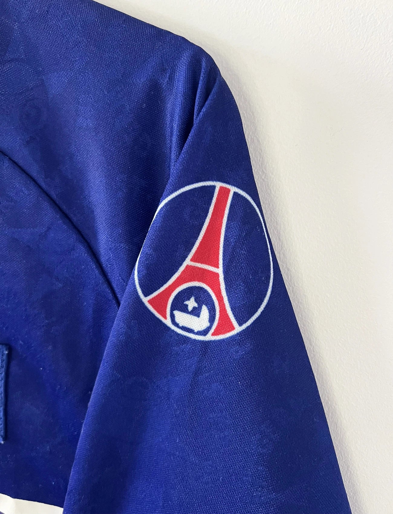 Maillot de foot vintage domicile bleu et rouge du PSG de la saison 1994/1995. On peut retrouver l'équipementier Nike et les sponsors Seat, Tourtel et Liptonic. Il s'agit d'un maillot authentique d'époque.