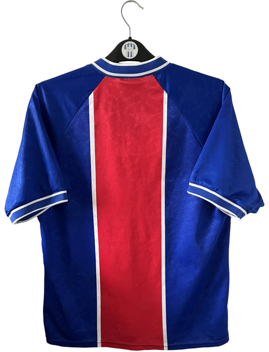Maillot de foot vintage domicile bleu et rouge du PSG 1994/1995 stock pro. On peut retrouver l'équipementier Nike. Il s'agit d'un maillot authentique d'époque.