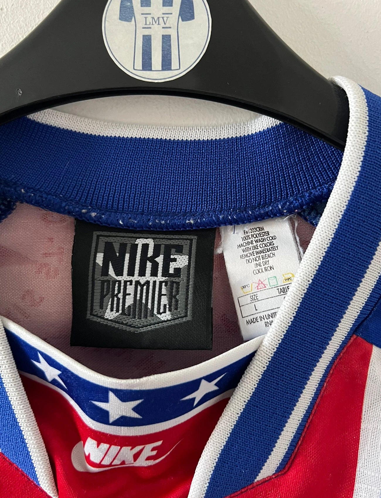 Maillot de foot vintage domicile bleu et rouge du PSG 1994/1995 stock pro. On peut retrouver l'équipementier Nike. Il s'agit d'un maillot authentique d'époque.